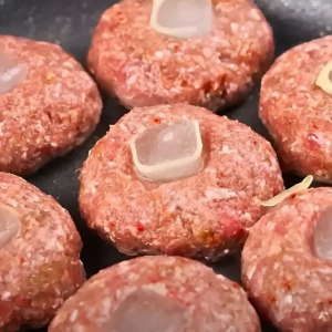 Зачем некоторые повара добавляют в котлеты лед: вы удивитесь